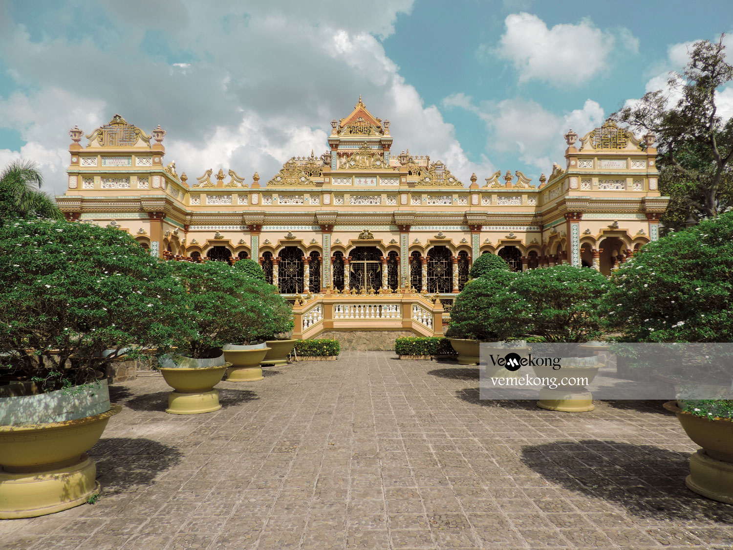 Vinh Trang Pagoda – Top thing to See in My Tho